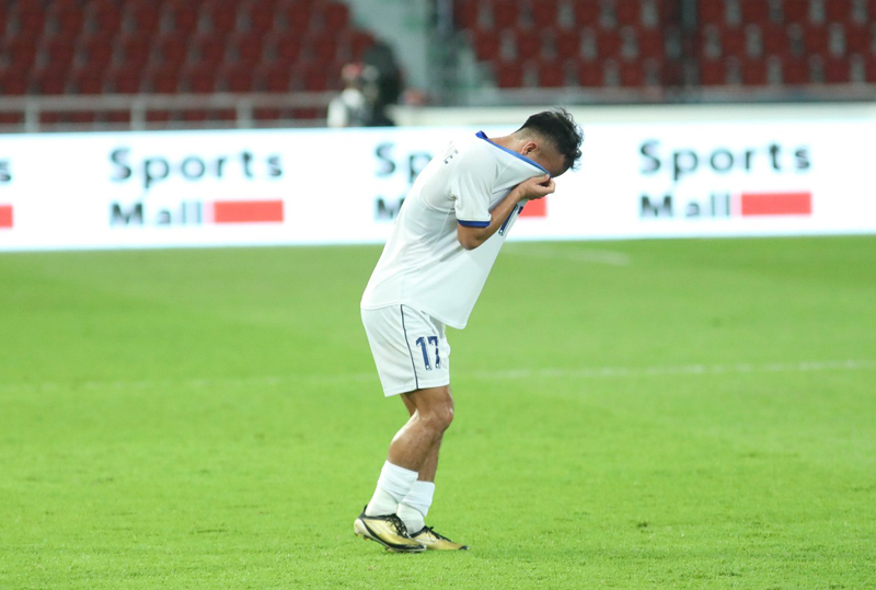 U22 Việt Nam thăm cầu thủ L&agrave;o bị g&atilde;y ch&acirc;n khi đ&aacute; SEA Games - Ảnh 1