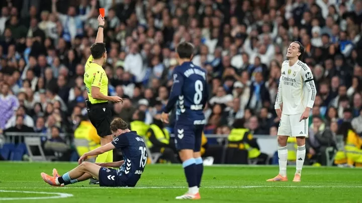 Xabi Alonso nổi giận với trọng t&agrave;i khi Real Madrid chịu 3 thẻ đỏ - Ảnh 1