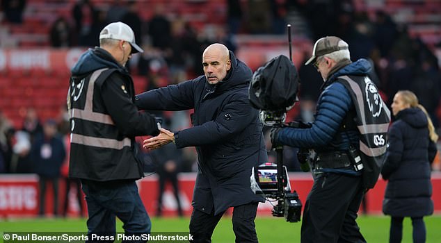 HLV Pep Guardiola nổi giận với quay phim trong chiến thắng của Man City - Ảnh 1