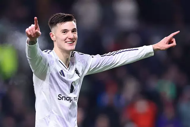 CĐV MU o&aacute;n tr&aacute;ch HLV Amorim v&igrave; k&igrave;m h&atilde;m Sesko - Ảnh 1