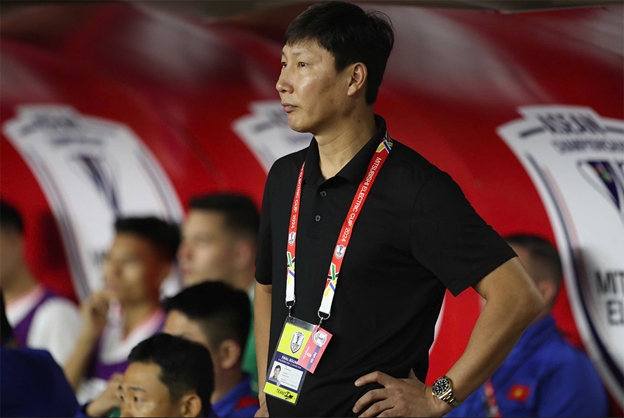 HLV Kim Sang Sik bật m&iacute; về &lsquo;b&ugrave;a hộ mệnh&rsquo; gi&uacute;p &ocirc;ng gi&agrave;nh chiến thắng - Ảnh 2