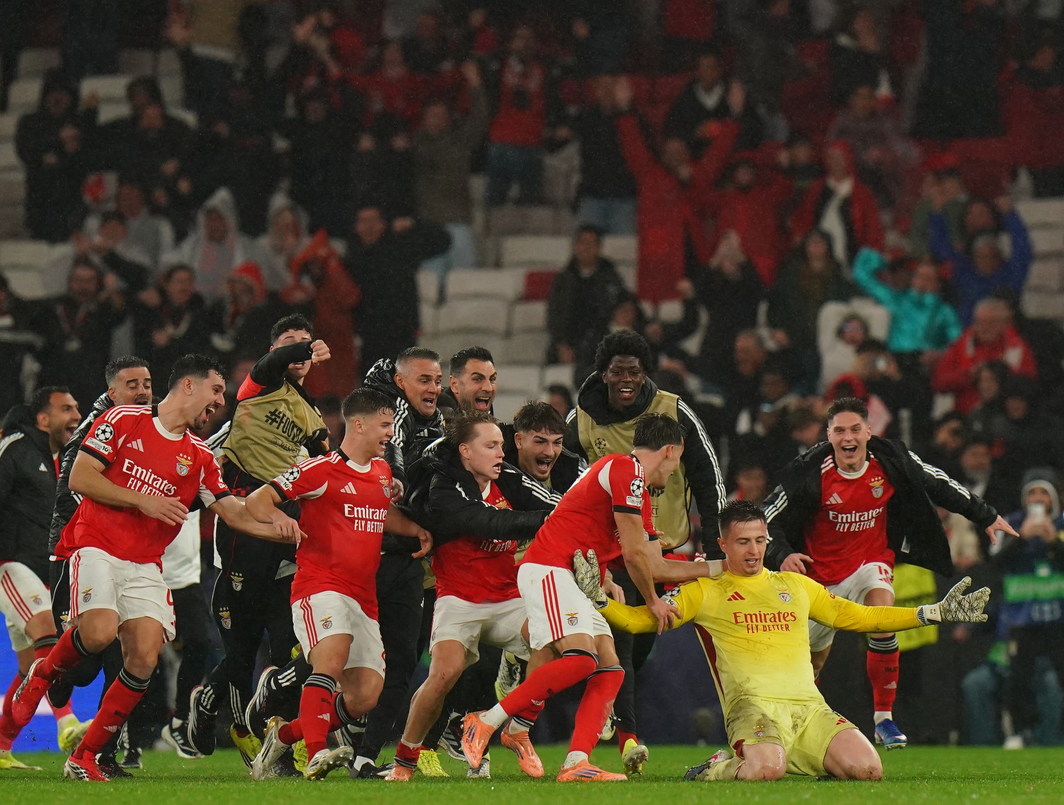 HLV Mourinho ăn mừng đi&ecirc;n cuồng khi thủ m&ocirc;n ghi b&agrave;n v&agrave;o lưới Real Madrid - Ảnh 1