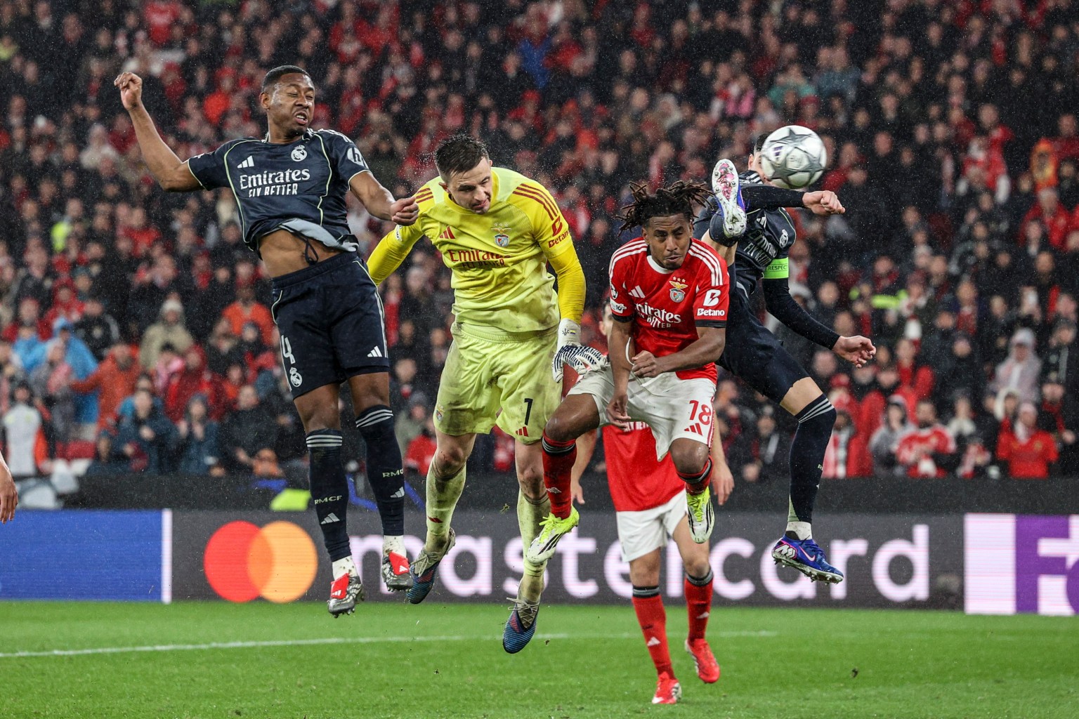 CĐV nghi ngờ lễ bốc thăm c&uacute;p C1 bị 'd&agrave;n xếp' - Ảnh 1