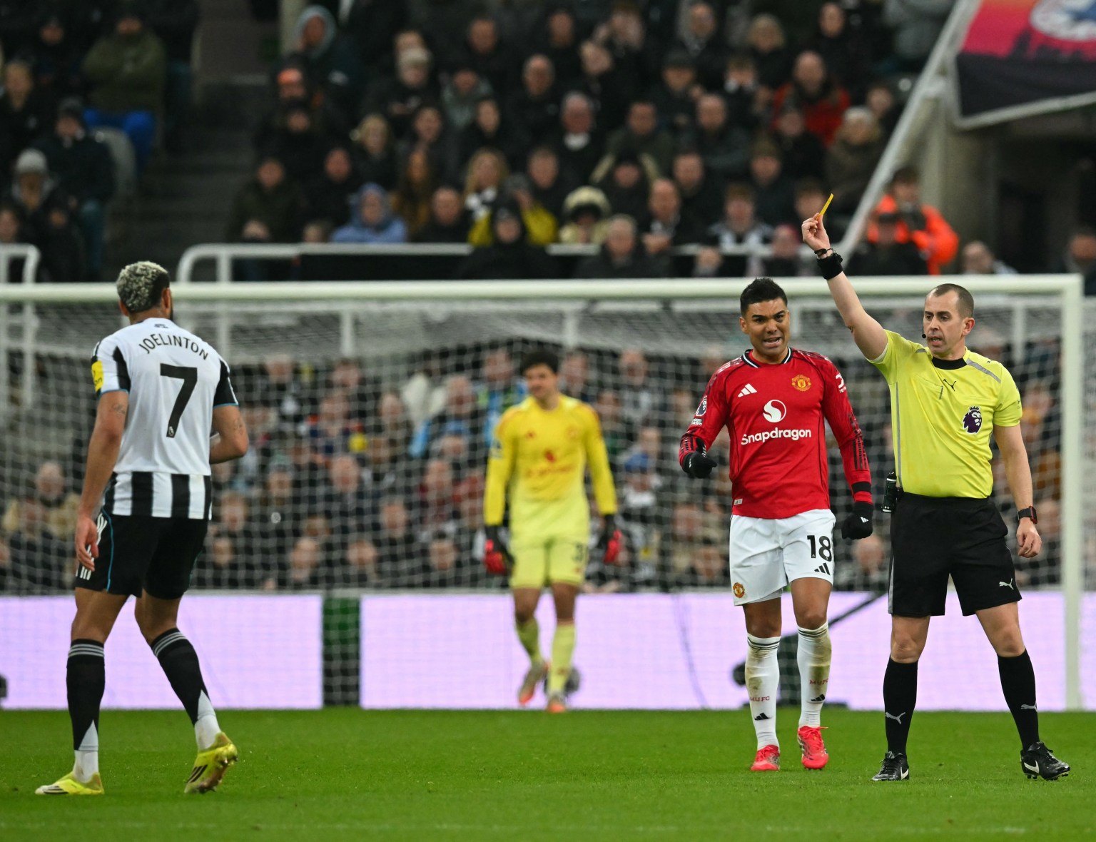 HLV Carrick giận dữ khi Newcastle tho&aacute;t thẻ đỏ thứ hai - Ảnh 1