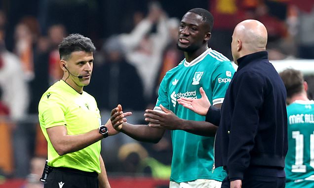 HLV Arne Slot chỉ tr&iacute;ch trọng t&agrave;i sau trận thua sốc của Liverpool - Ảnh 1