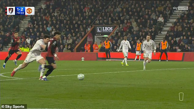 HLV Carrick bức x&uacute;c v&igrave; Maguire nhận thẻ đỏ, MU rơi điểm - Ảnh 1