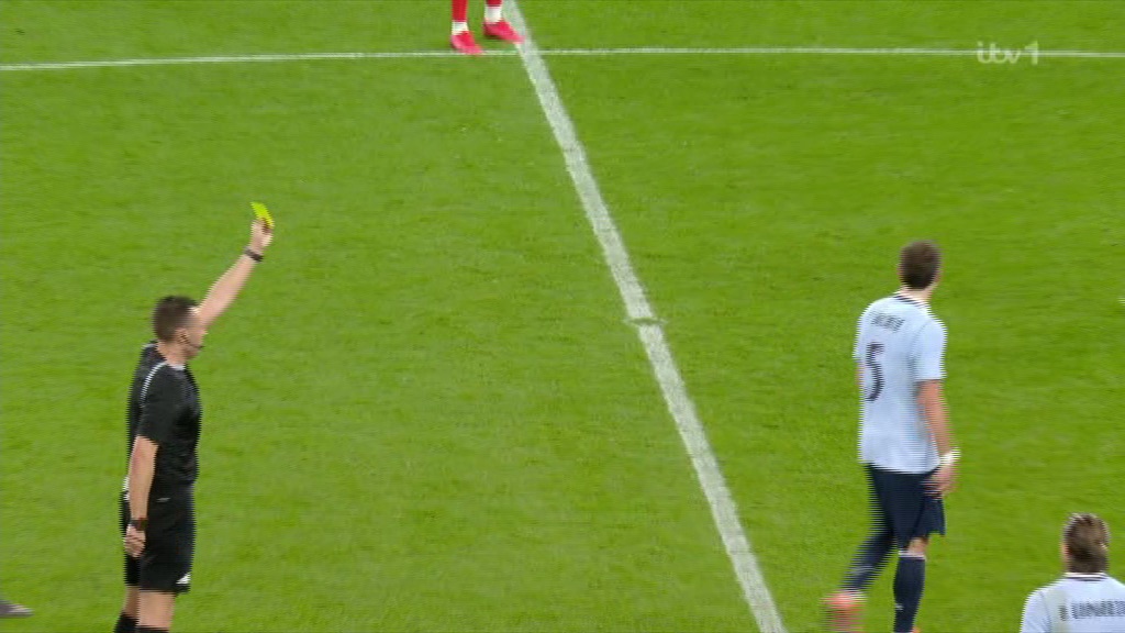 Ng&ocirc;i sao MU nhận 2 thẻ v&agrave;ng nhưng vẫn tho&aacute;t thẻ đỏ - Ảnh 1