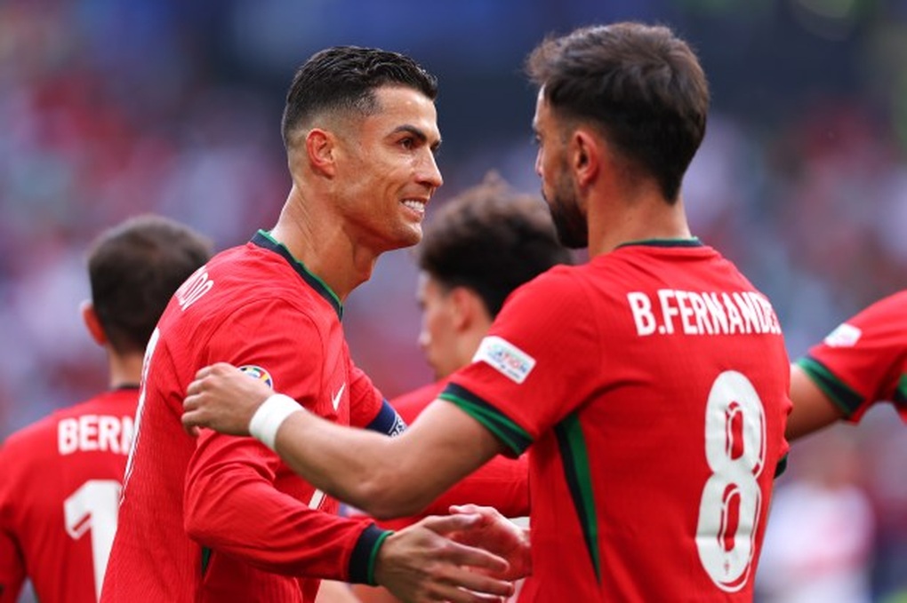 Bruno Fernandes &lsquo;sởn da g&agrave;&rsquo; khi Ronaldo trở lại MU - Ảnh 1