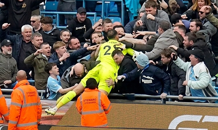 HLV Pep Guardiola chỉ tr&iacute;ch Wayne Rooney ngớ ngẩn - Ảnh 1