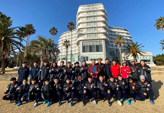 Tuyển nữ Việt Nam tập luyện trong thời tiết lạnh giá ở Hàn Quốc