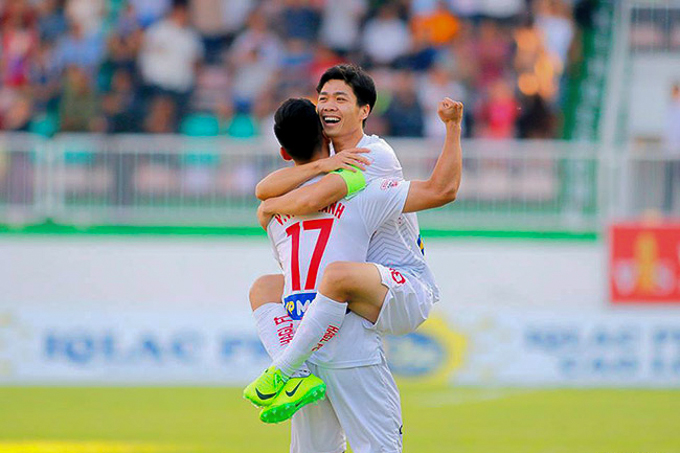 Công Phượng nhận quà đặc biệt từ Văn Thanh