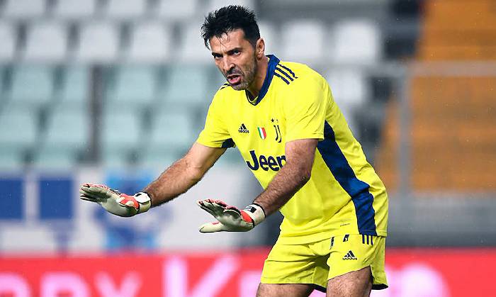 Buffon bị treo giò và phạt tiền vì lý do ‘trời ơi đất hỡi’