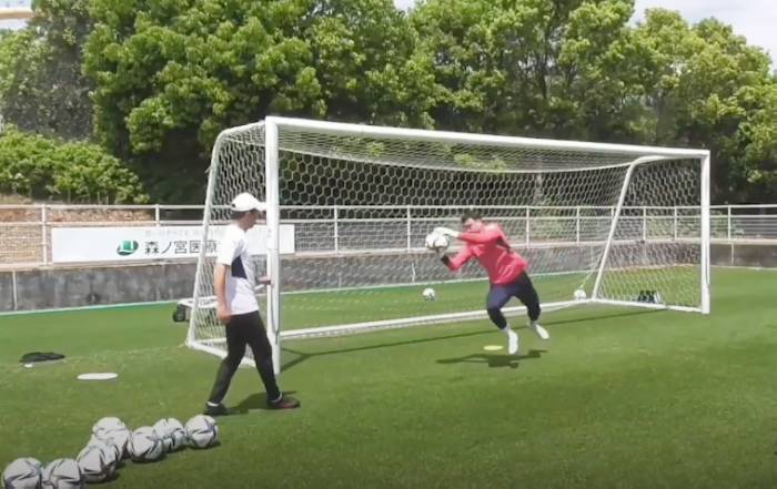 Văn Lâm bay như chim trên sân tập, sẵn sàng ra sân vào chiều 2/5