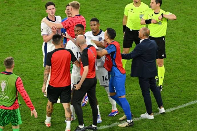 Declan Rice xô xát, chửi nhau với HLV Slovakia