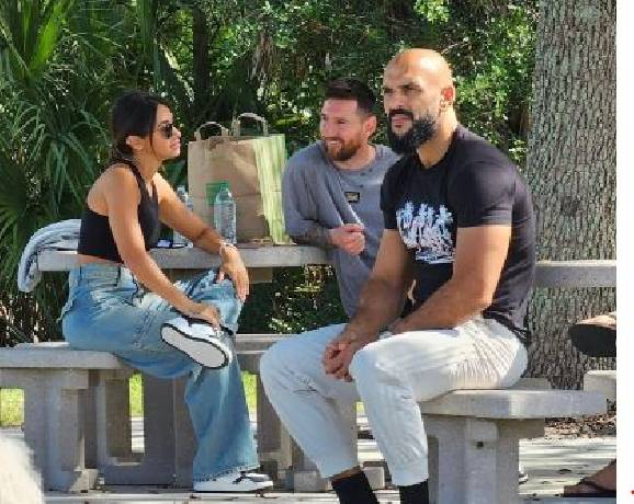 'Sướng' như vệ sĩ của Messi, đi hẹn hò cùng vợ chồng thân chủ, nâng Quả bóng vàng nhiều hơn Mbappe