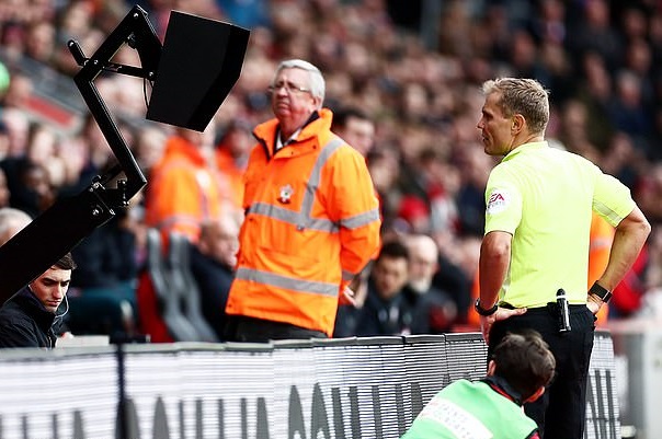 Công nghệ VAR bị khai tử khi Ngoại hạng Anh trở lại?