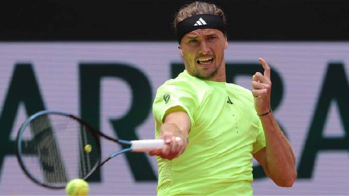 Đối thủ bỏ cuộc, Zverev vào tứ kết Roland Garros mùa thứ năm liên tiếp