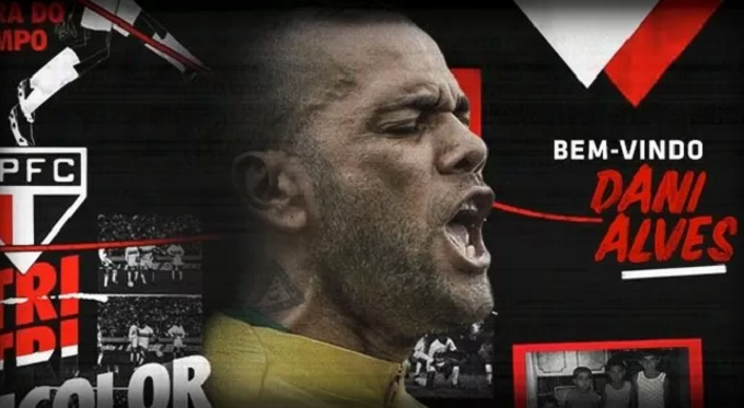 Dani Alves nhận só áo siêu dị tại quê nhà