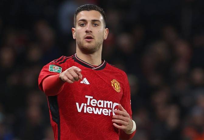 Hàng thủ dở tệ biến Man United thành cựu vương Carabao Cup