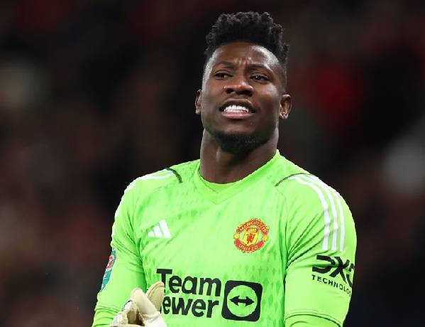 Tin được không? Cầu thủ MU phải mặc áo replica để thi đấu