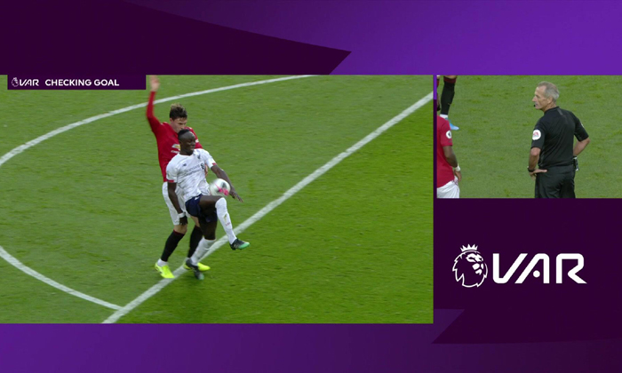 Đội nào hưởng lợi nhất từ VAR ở Ngoại hạng Anh 2019/20?