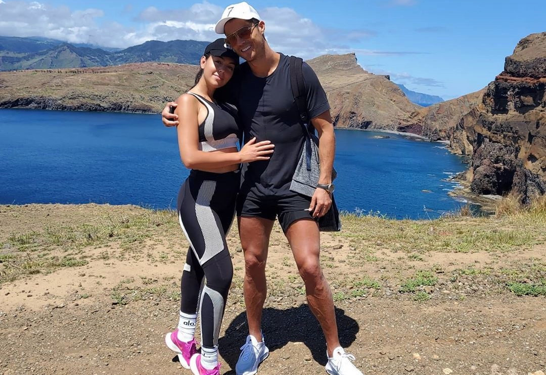 Ronaldo trốn cách ly ở Juventus, cùng bồ và con trai đi du lịch