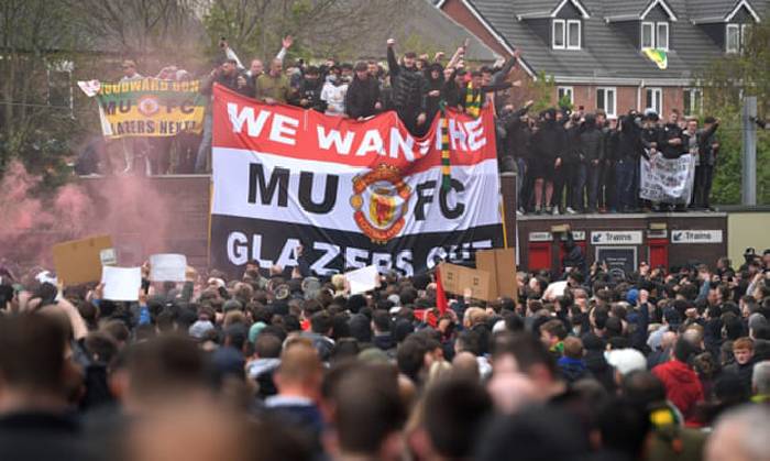 Gary Neville và Roy Keane ủng hộ người hâm mộ vụ biểu tình MU