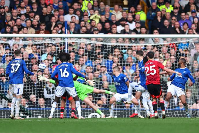 Soi kèo phạt góc MU vs Everton, 4h00 ngày 4/8