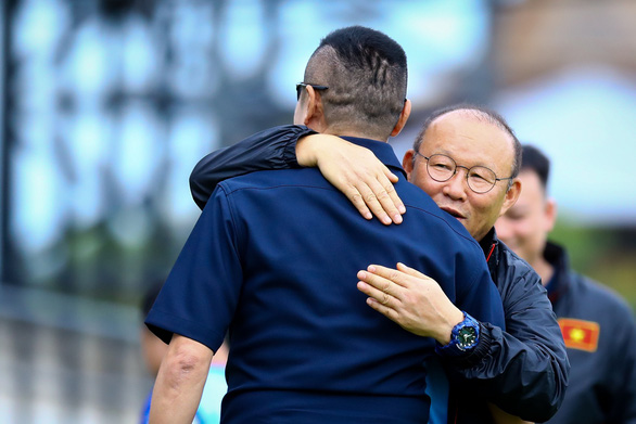 HLV Park Hang-seo ‘tay bắt, mặt mừng’ khi gặp lại huyền thoại Thái Lan