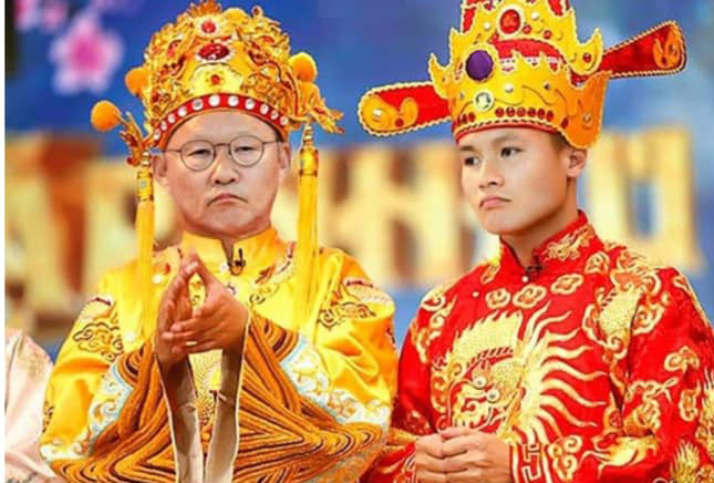 HLV  Park Hang Seo hóa thân thành 'Ngọc Hoàng' cùng Táo quân đón Tết