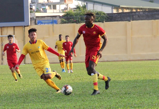Chuyển nhượng V.League 4/2: Victor Mansaray bị Thanh Hóa thanh lý