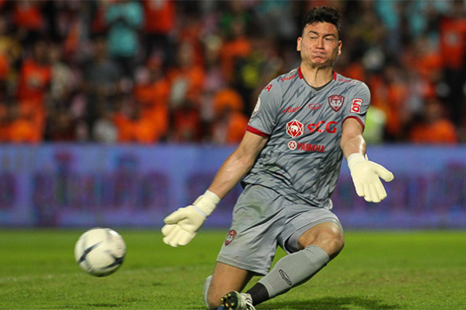 Văn Lâm đạt điểm cao nhất Muang Thong dù để lọt lưới 3 bàn