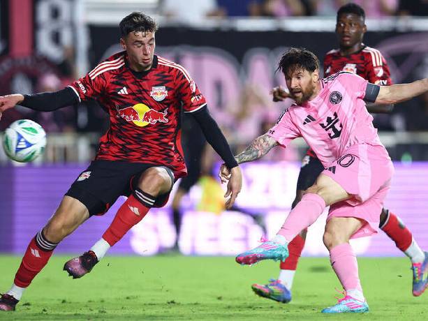 Lionel Messi ghi bàn đẹp mắt, lập kỷ lục ở tuổi 38