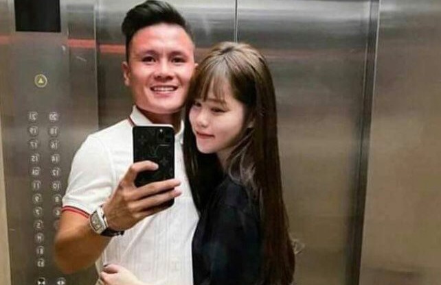 Quang Hải tặng bạn gái một đôi dép lê