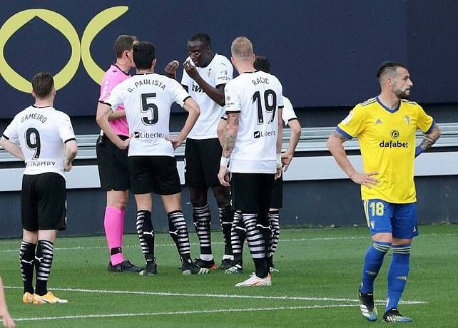 Vụ cầu thủ Valencia đồng loạt bỏ thi đấu, trọng tài chính lên tiếng