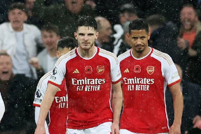 Tham vọng vô địch của Arsenal lung lay bởi bàn thua đầy tranh cãi