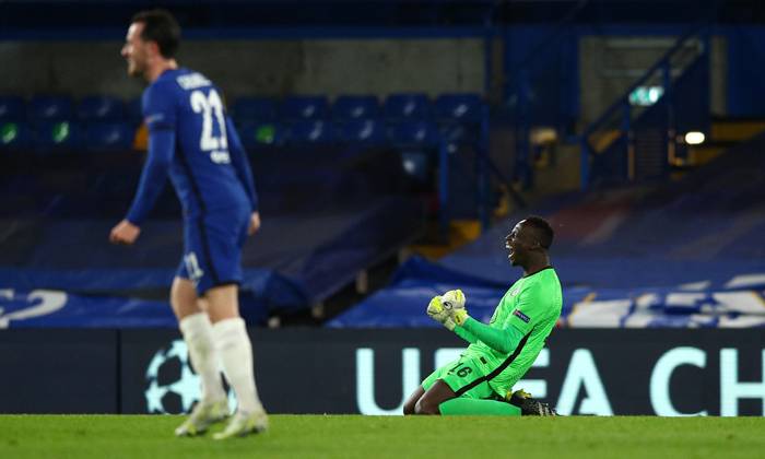 Edouard Mendy sánh ngang Edwin van der Sar tại Champions League
