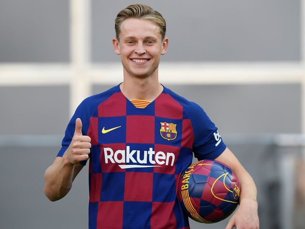 Frenkie de Jong đẹp trai hút hồn trong ngày ra mắt Barcelona