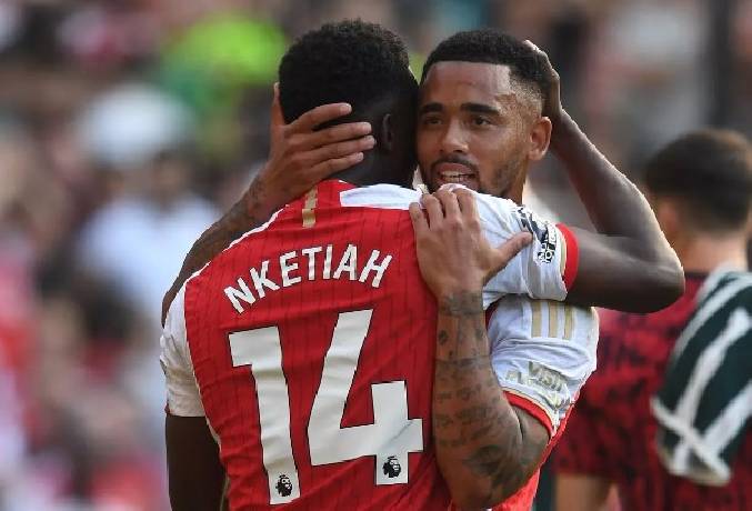Chê Nketiah, Arsenal tranh 'con hàng' 90 củ với Man United