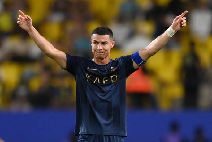 FIFA xếp Ronaldo trên Messi