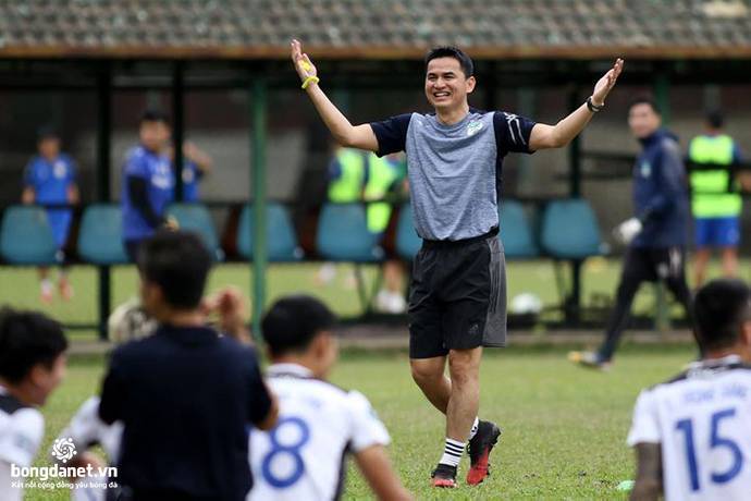 HLV Kiatisak lý giải việc tiếp tục 'bỏ rơi' Tuấn Anh