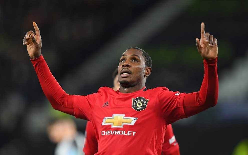 Odion Ighalo rơi vào cảnh y hệt Văn Hậu ở MU