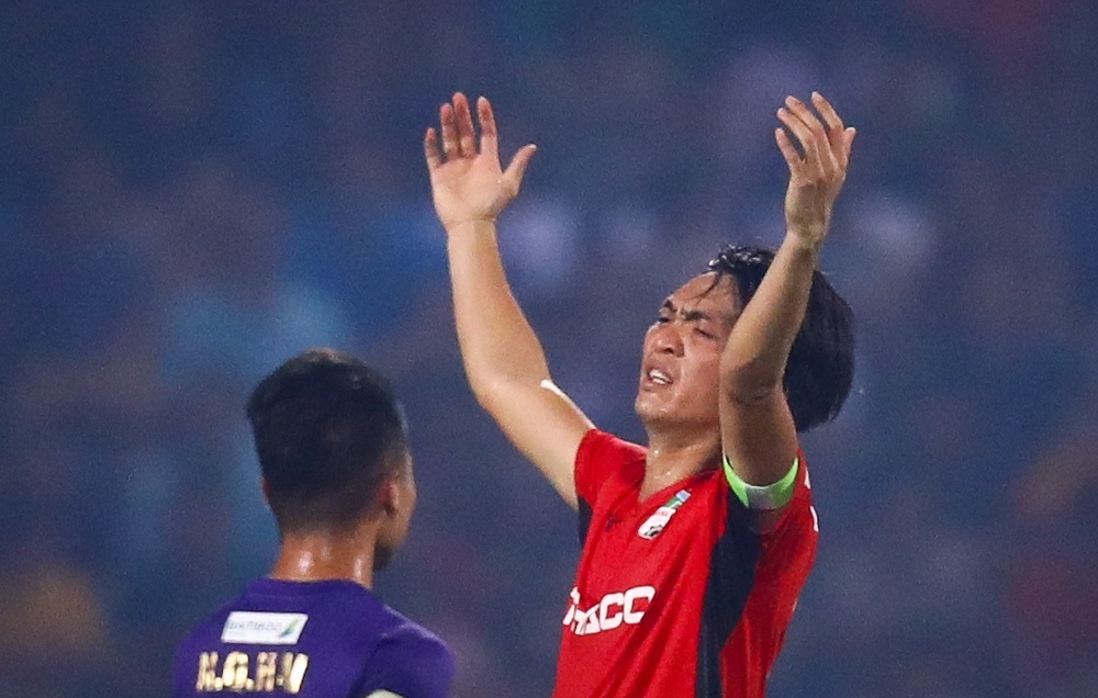 Tuấn Anh chán nản vì đồng đội không nghe chỉ đạo