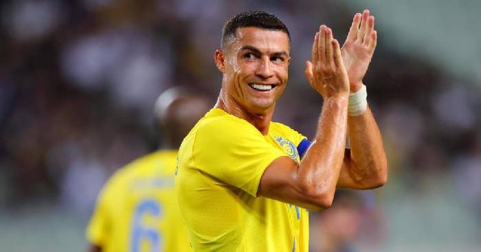 Ronaldo lập cột mốc phi thường, đến Messi cũng bó tay chịu thua