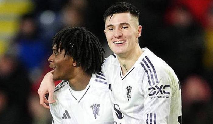 CĐV MU oán trách HLV Amorim vì kìm hãm Sesko