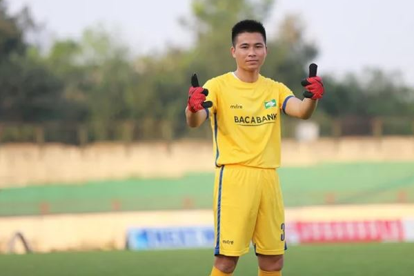 Hy hữu: Trung vệ SLNA phải đeo găng để học làm thủ môn