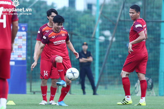 Công Phượng 'chiếm sóng' trên sân tập trước trận gặp Malaysia