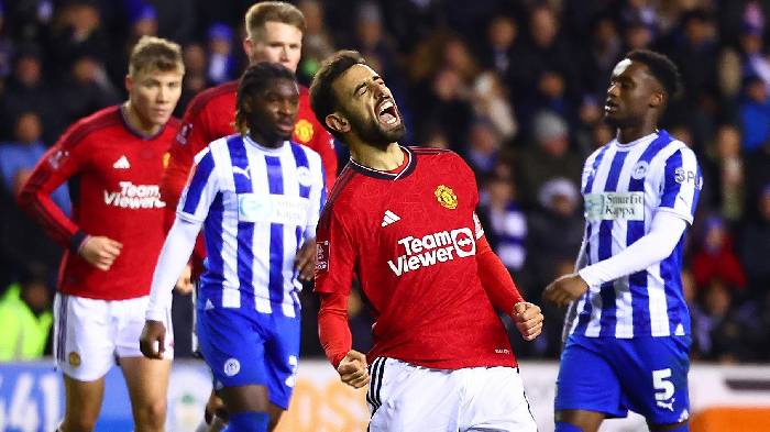 MU hưởng phạt đền tranh cãi, Bruno Fernandes bị tố ngã vờ