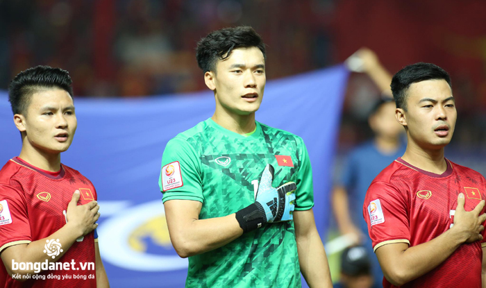 Vì sao thủ môn Bùi Tiến Dũng thường xuyên mắc sai lầm?