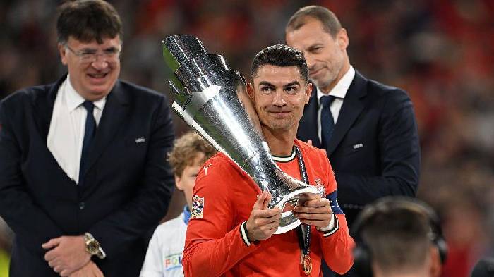 Ronaldo bật khóc, lập hàng loạt kỷ lục sau khi vô địch Nations League